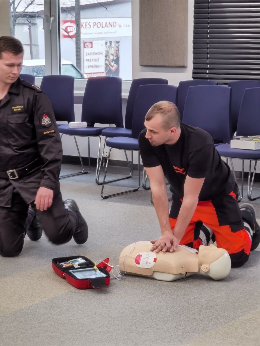 Zdjęcie w galerii na portalu naszwodzislaw.com: W powiatowym Wydziale Komunikacji zainstalowano defibrylator [FOTO] wiadomości z regionu