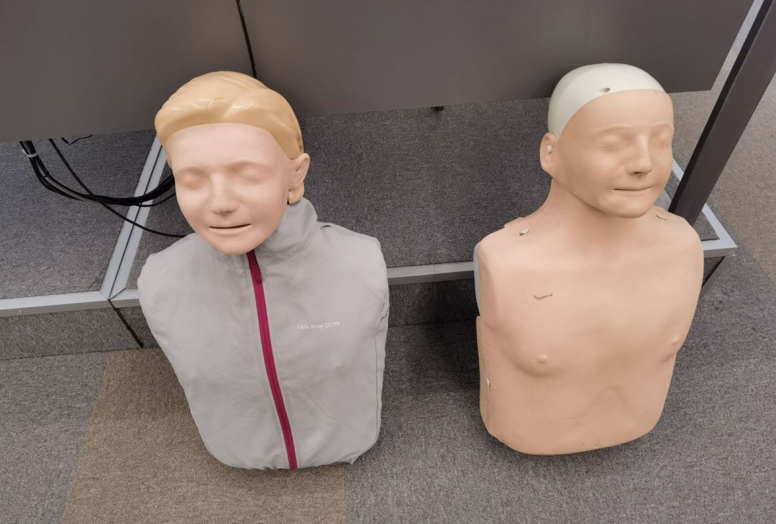 Zdjęcie w galerii na portalu naszwodzislaw.com: W powiatowym Wydziale Komunikacji zainstalowano defibrylator [FOTO] wiadomości z regionu