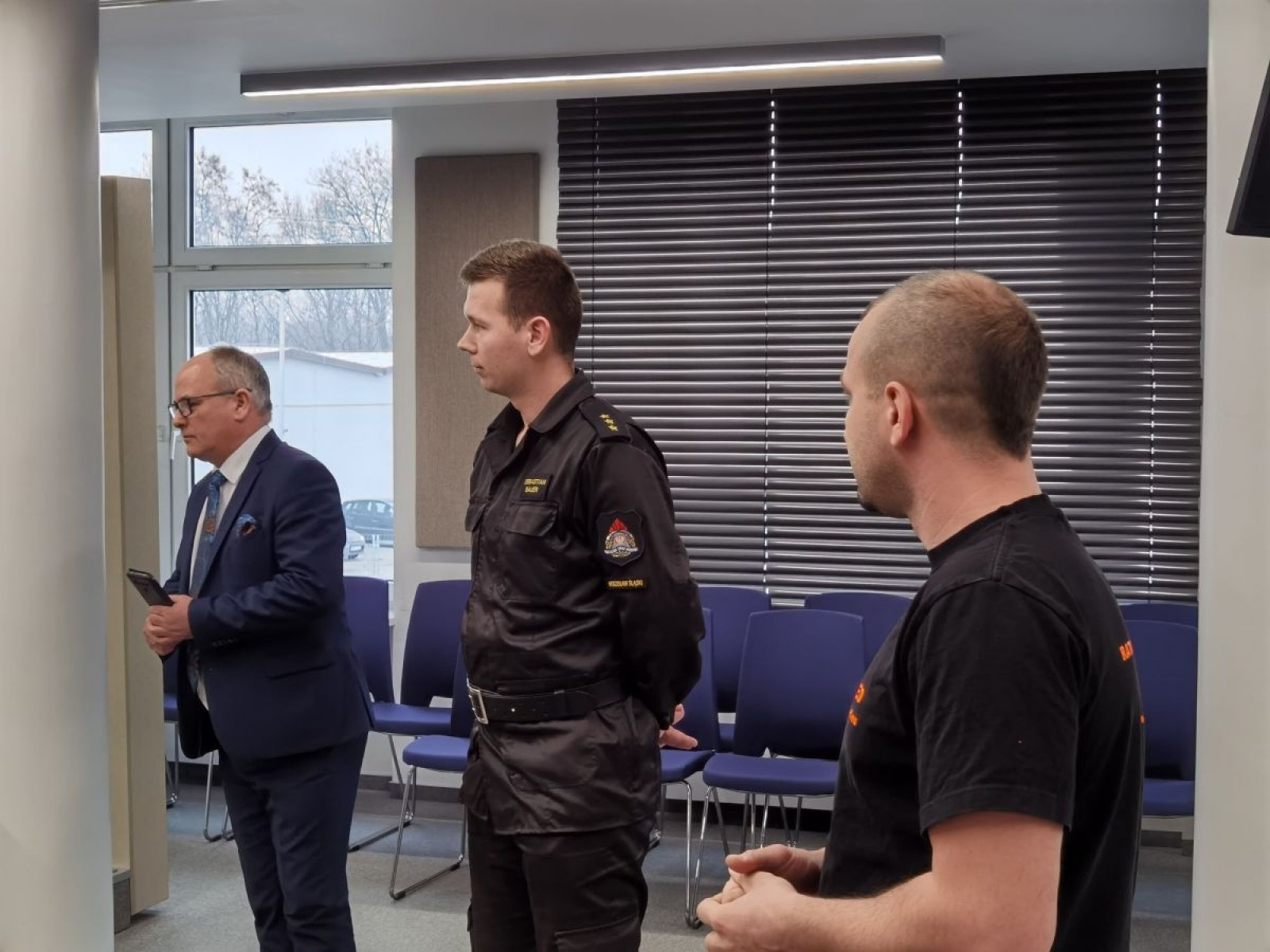 Zdjęcie w galerii na portalu naszwodzislaw.com: W powiatowym Wydziale Komunikacji zainstalowano defibrylator [FOTO] wiadomości z regionu