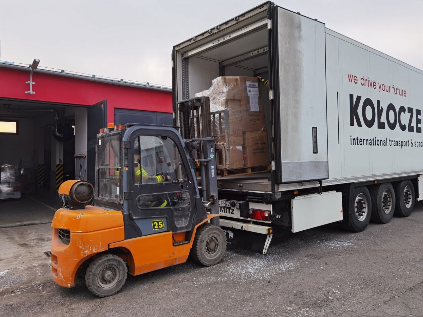 Zdjęcie w galerii na portalu naszwodzislaw.com: Pierwszy transport pomocy dla uchodźców już w drodze [FOTO] wiadomości z regionu