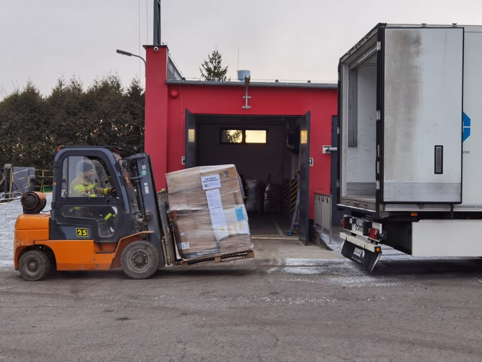 Zdjęcie w galerii na portalu naszwodzislaw.com: Pierwszy transport pomocy dla uchodźców już w drodze [FOTO] wiadomości z regionu