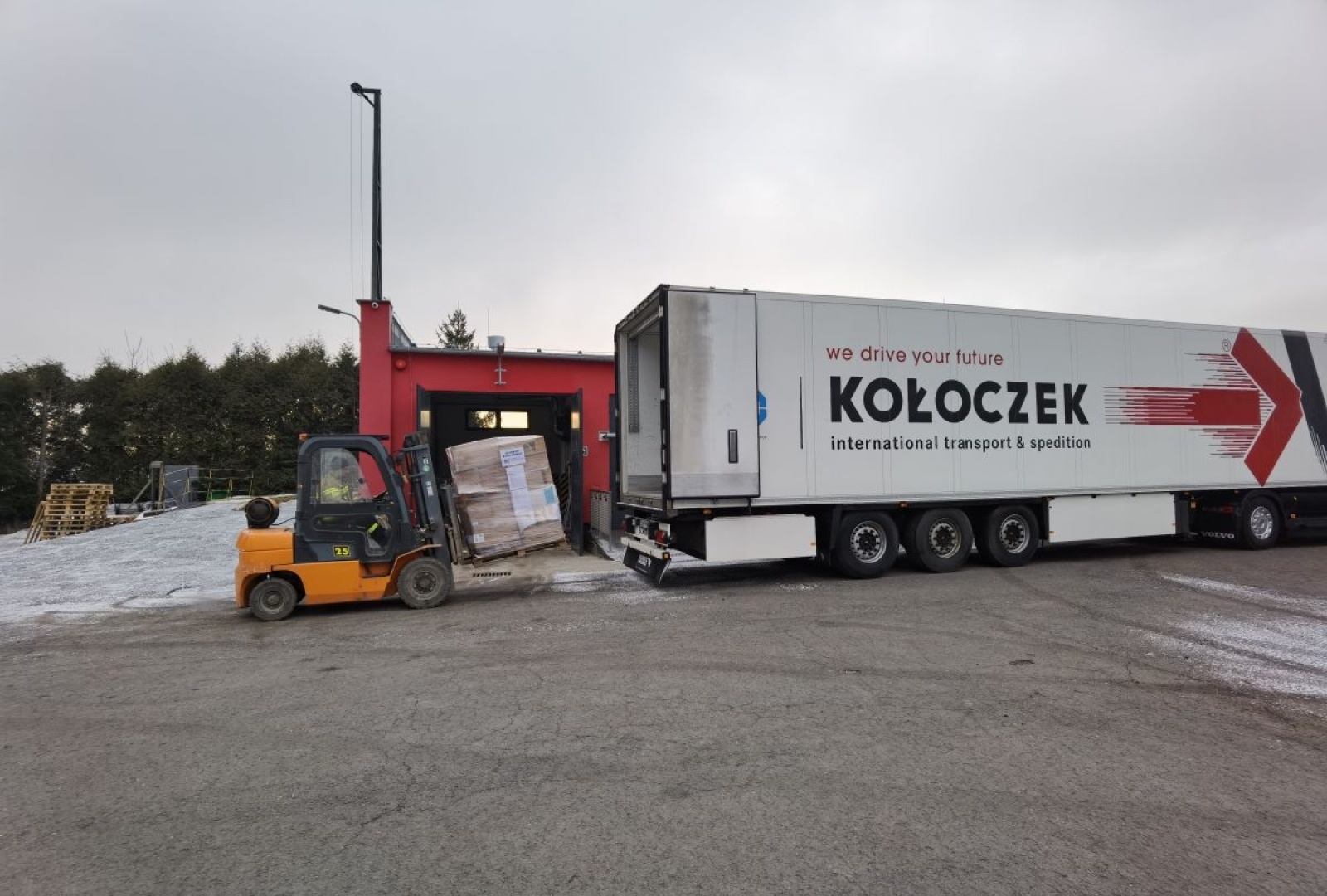 Zdjęcie w galerii na portalu naszwodzislaw.com: Pierwszy transport pomocy dla uchodźców już w drodze [FOTO] wiadomości z regionu