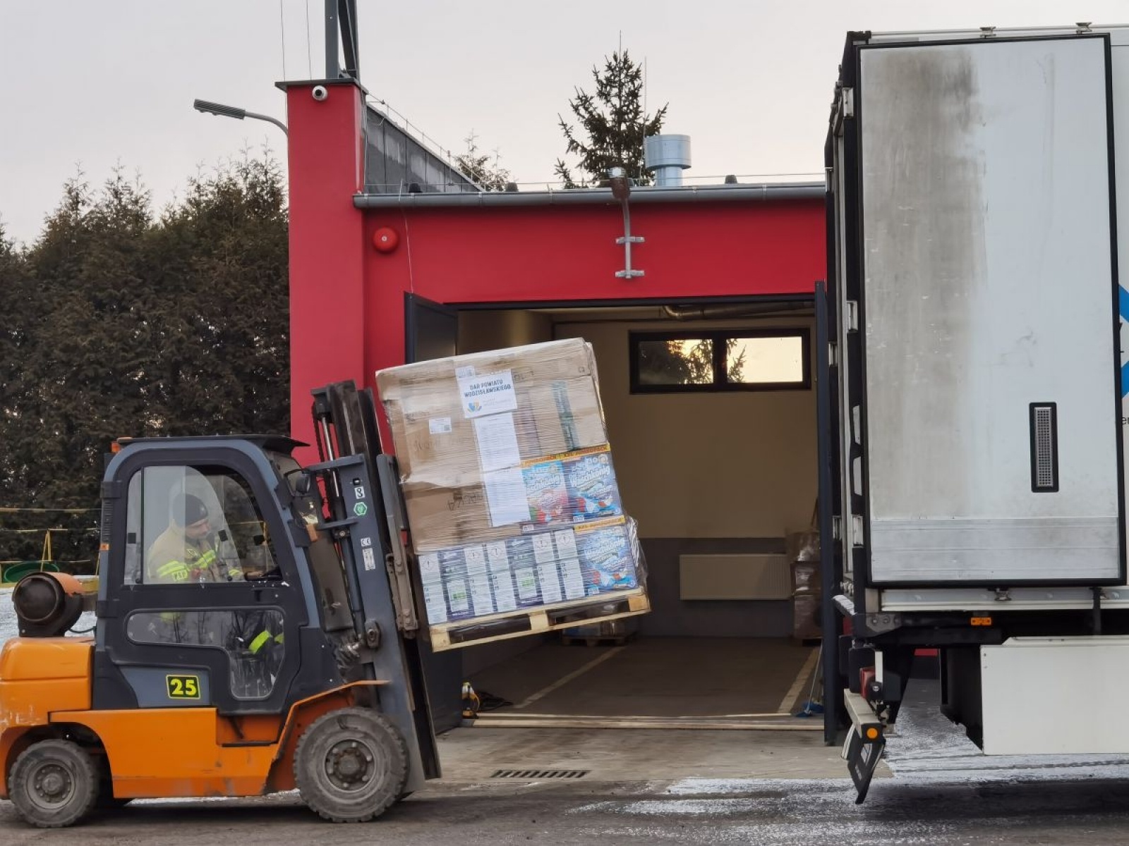 Zdjęcie w galerii na portalu naszwodzislaw.com: Pierwszy transport pomocy dla uchodźców już w drodze [FOTO] wiadomości z regionu