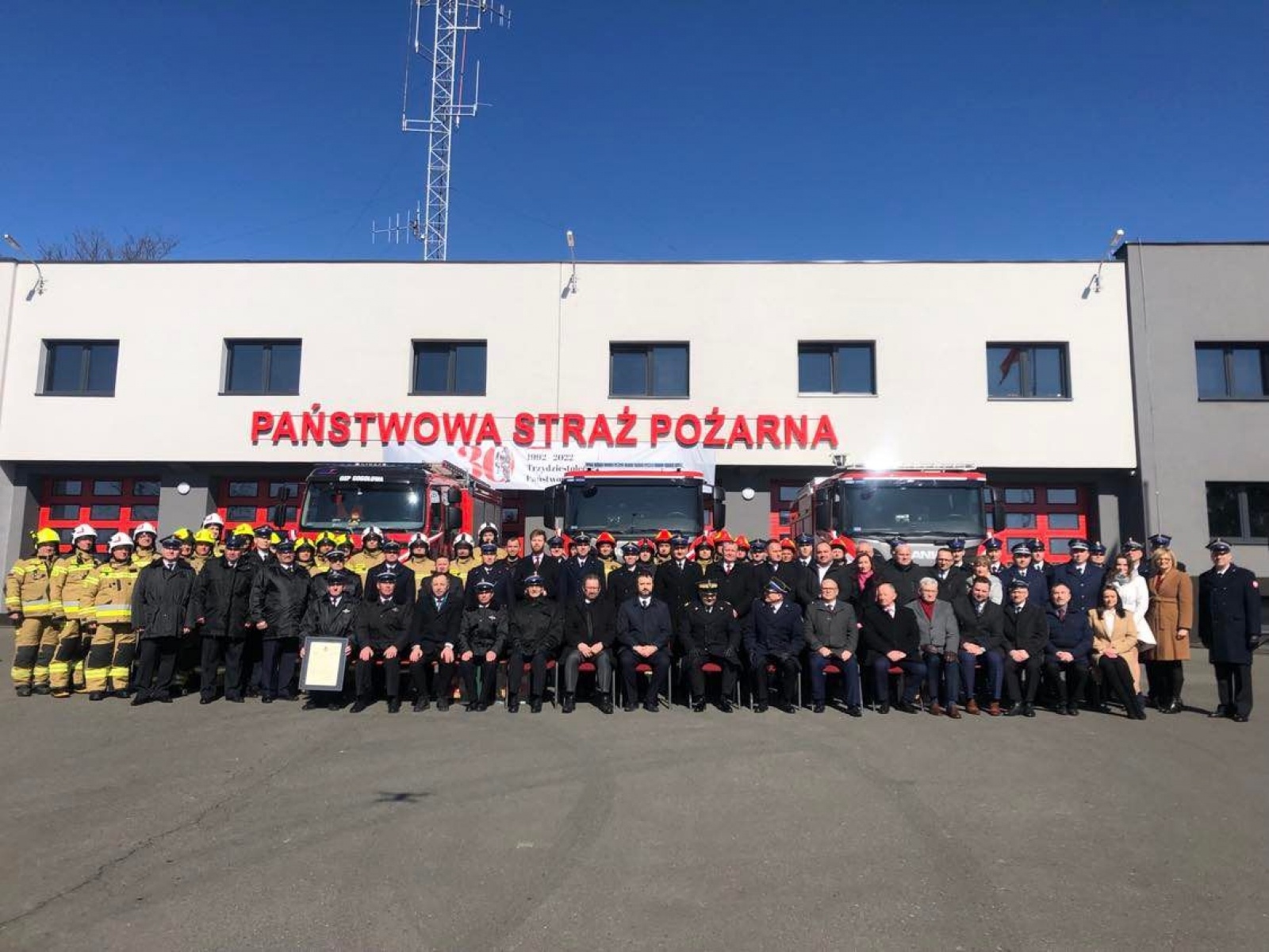 Zdjęcie w galerii na portalu naszwodzislaw.com: Bezpieczeństwo to nasza wspólna sprawa. Strażacy nowymi wozami świętują 30-lecie formacji [FOTO] wiadomości z regionu