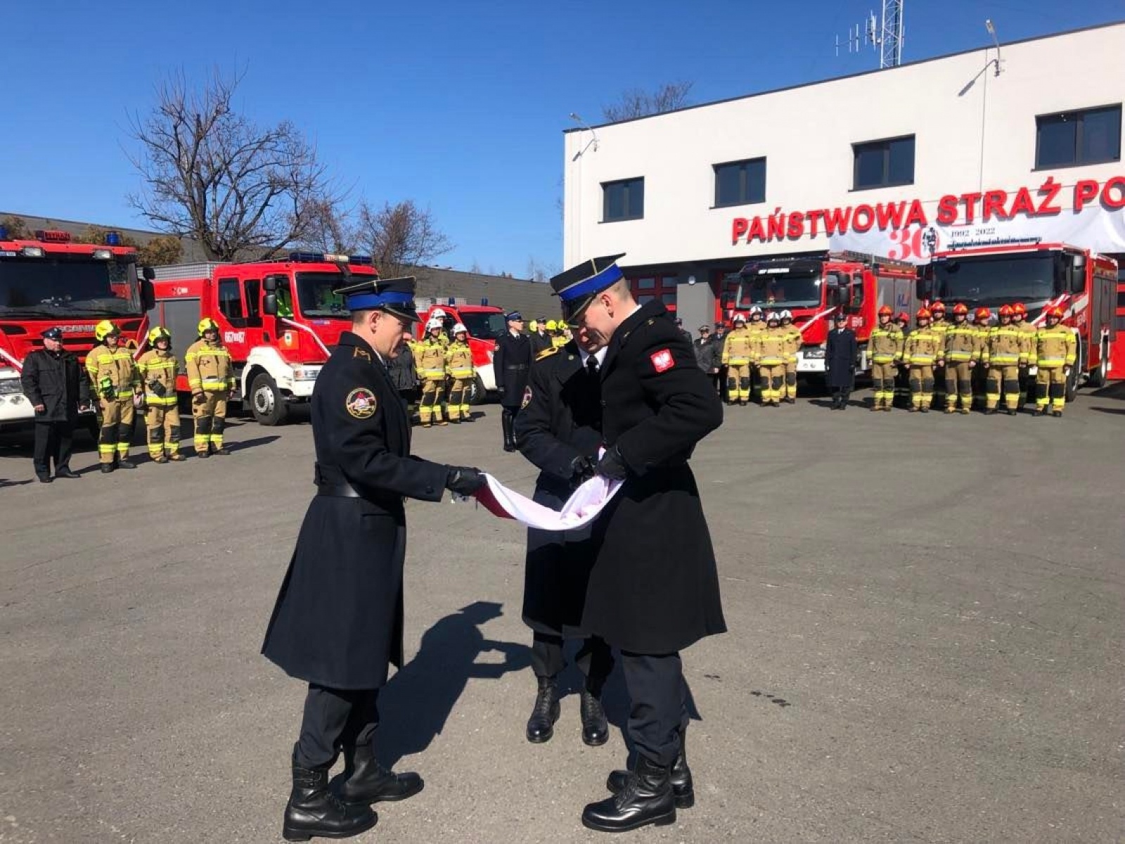 Zdjęcie w galerii na portalu naszwodzislaw.com: Bezpieczeństwo to nasza wspólna sprawa. Strażacy nowymi wozami świętują 30-lecie formacji [FOTO] wiadomości z regionu