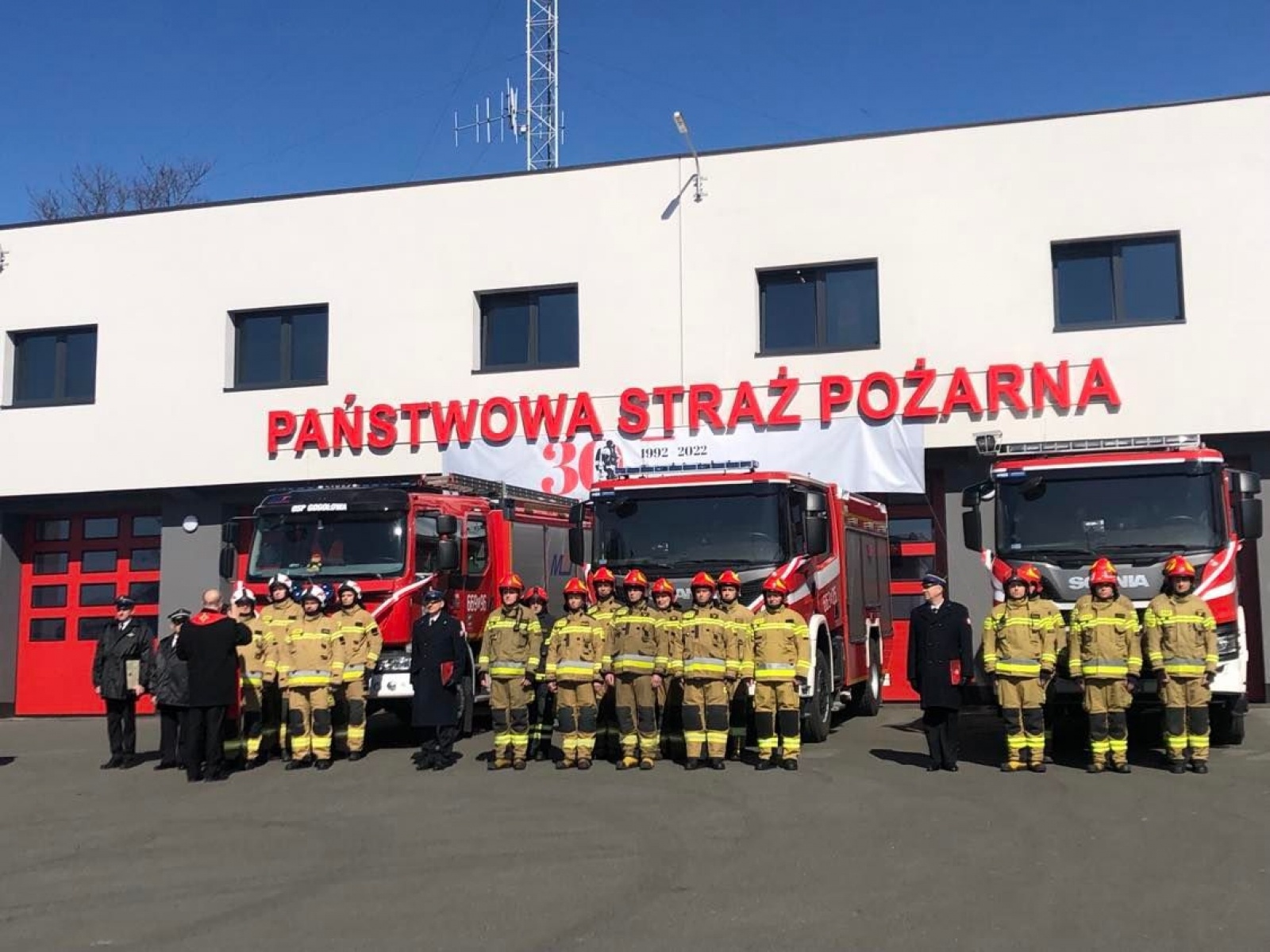 Zdjęcie w galerii na portalu naszwodzislaw.com: Bezpieczeństwo to nasza wspólna sprawa. Strażacy nowymi wozami świętują 30-lecie formacji [FOTO] wiadomości z regionu