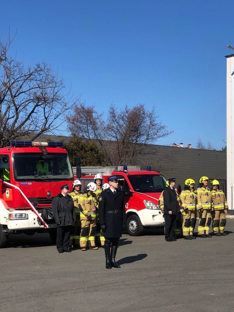 Zdjęcie w galerii na portalu naszwodzislaw.com: Bezpieczeństwo to nasza wspólna sprawa. Strażacy nowymi wozami świętują 30-lecie formacji [FOTO] wiadomości z regionu