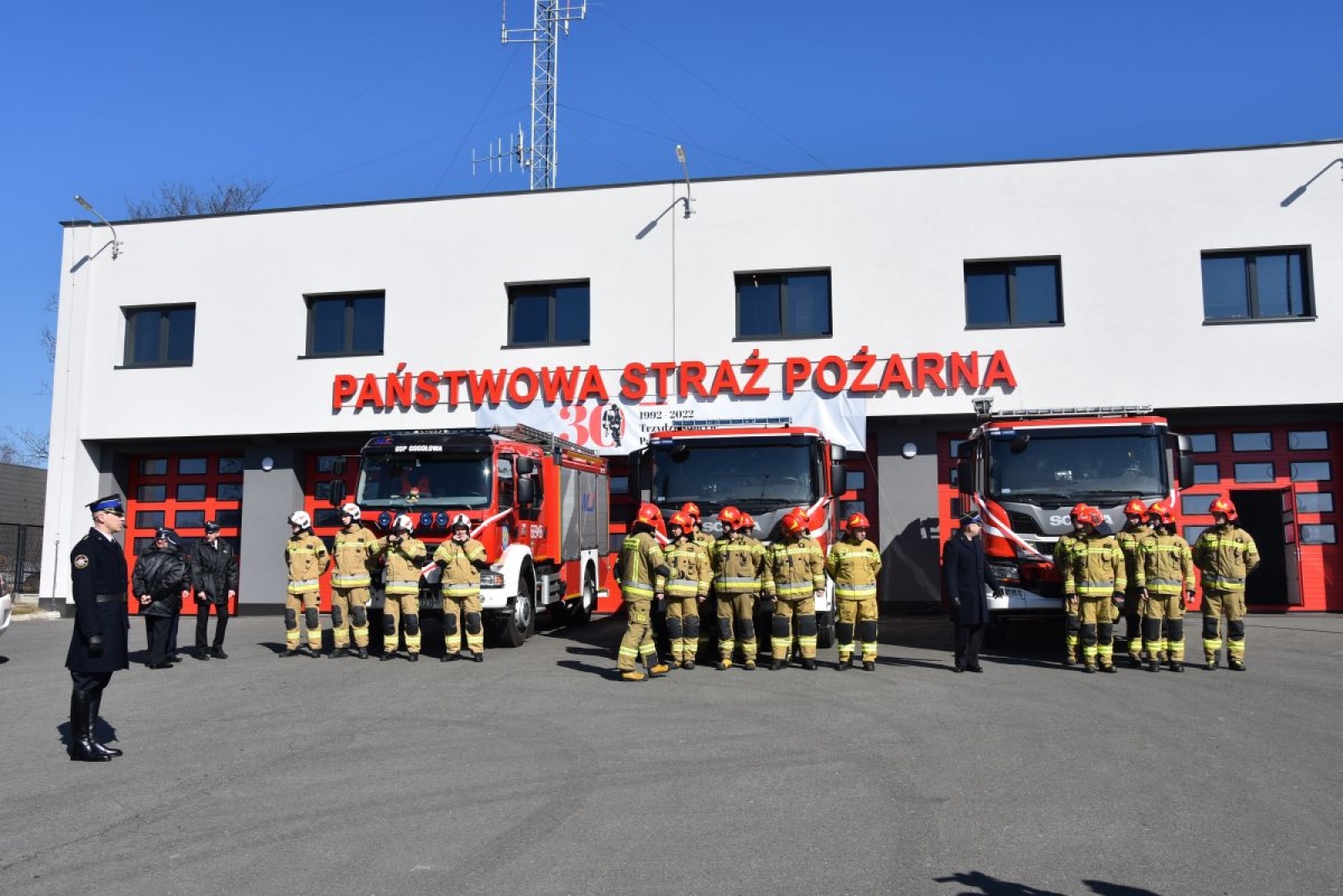 Zdjęcie w galerii na portalu naszwodzislaw.com: Bezpieczeństwo to nasza wspólna sprawa. Strażacy nowymi wozami świętują 30-lecie formacji [FOTO] wiadomości z regionu