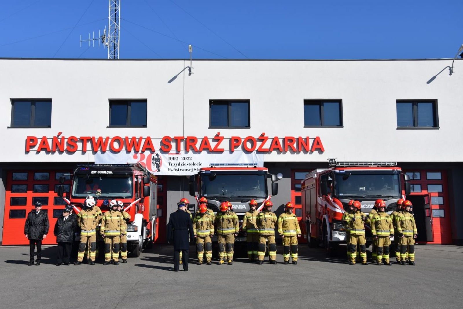 Zdjęcie w galerii na portalu naszwodzislaw.com: Bezpieczeństwo to nasza wspólna sprawa. Strażacy nowymi wozami świętują 30-lecie formacji [FOTO] wiadomości z regionu