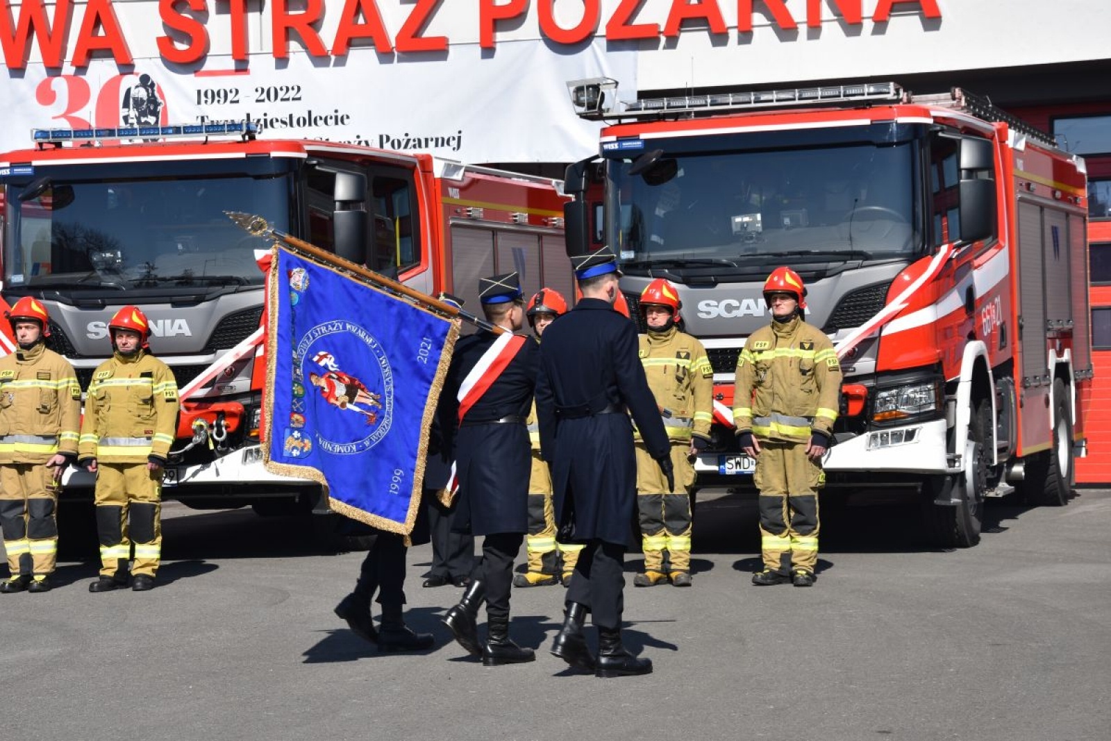 Zdjęcie w galerii na portalu naszwodzislaw.com: Bezpieczeństwo to nasza wspólna sprawa. Strażacy nowymi wozami świętują 30-lecie formacji [FOTO] wiadomości z regionu