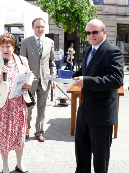 Zdjęcie w galerii na portalu naszwodzislaw.com: Starostwo nagrodzone, bo szkoli swoich wiadomości z regionu