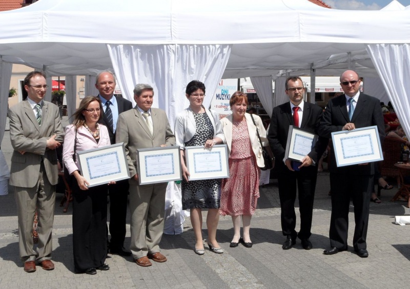 Zdjęcie w galerii na portalu naszwodzislaw.com: Starostwo nagrodzone, bo szkoli swoich wiadomości z regionu