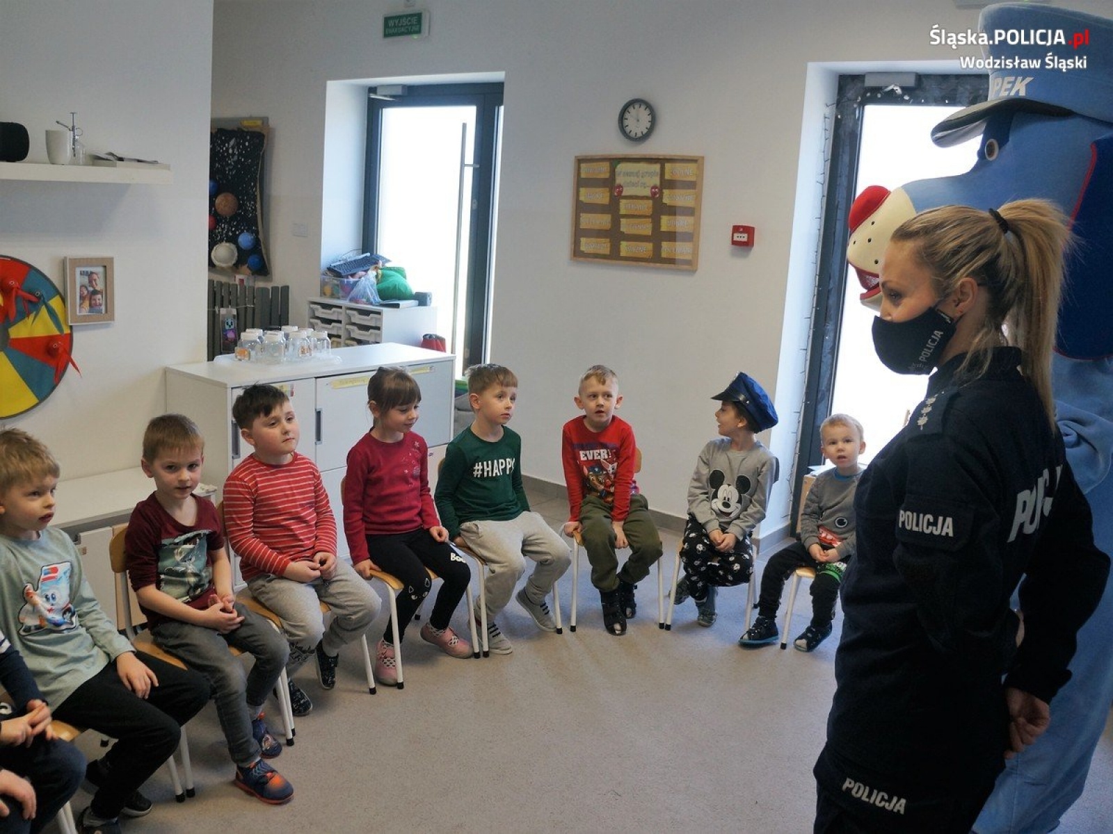 Zdjęcie w galerii na portalu naszwodzislaw.com: Policyjny Sznupek odwiedził przedszkole w Radlinie wiadomości z regionu