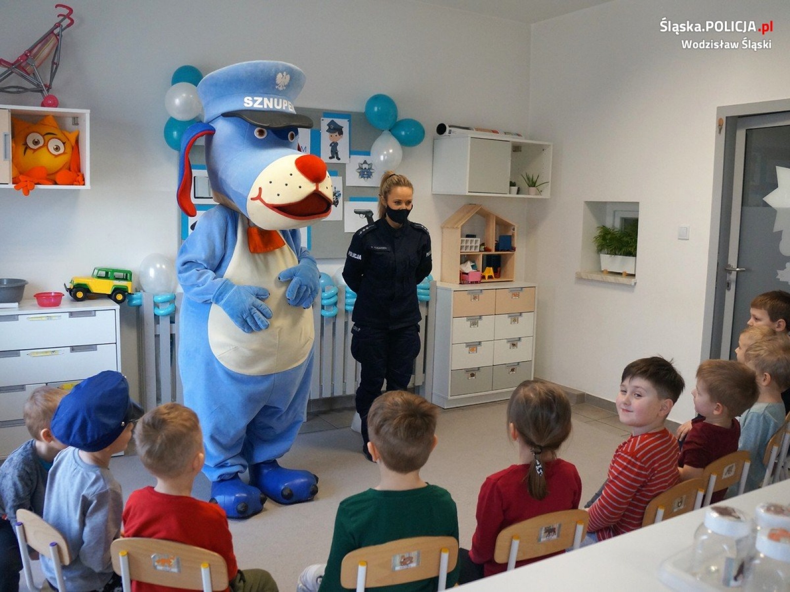 Zdjęcie w galerii na portalu naszwodzislaw.com: Policyjny Sznupek odwiedził przedszkole w Radlinie wiadomości z regionu