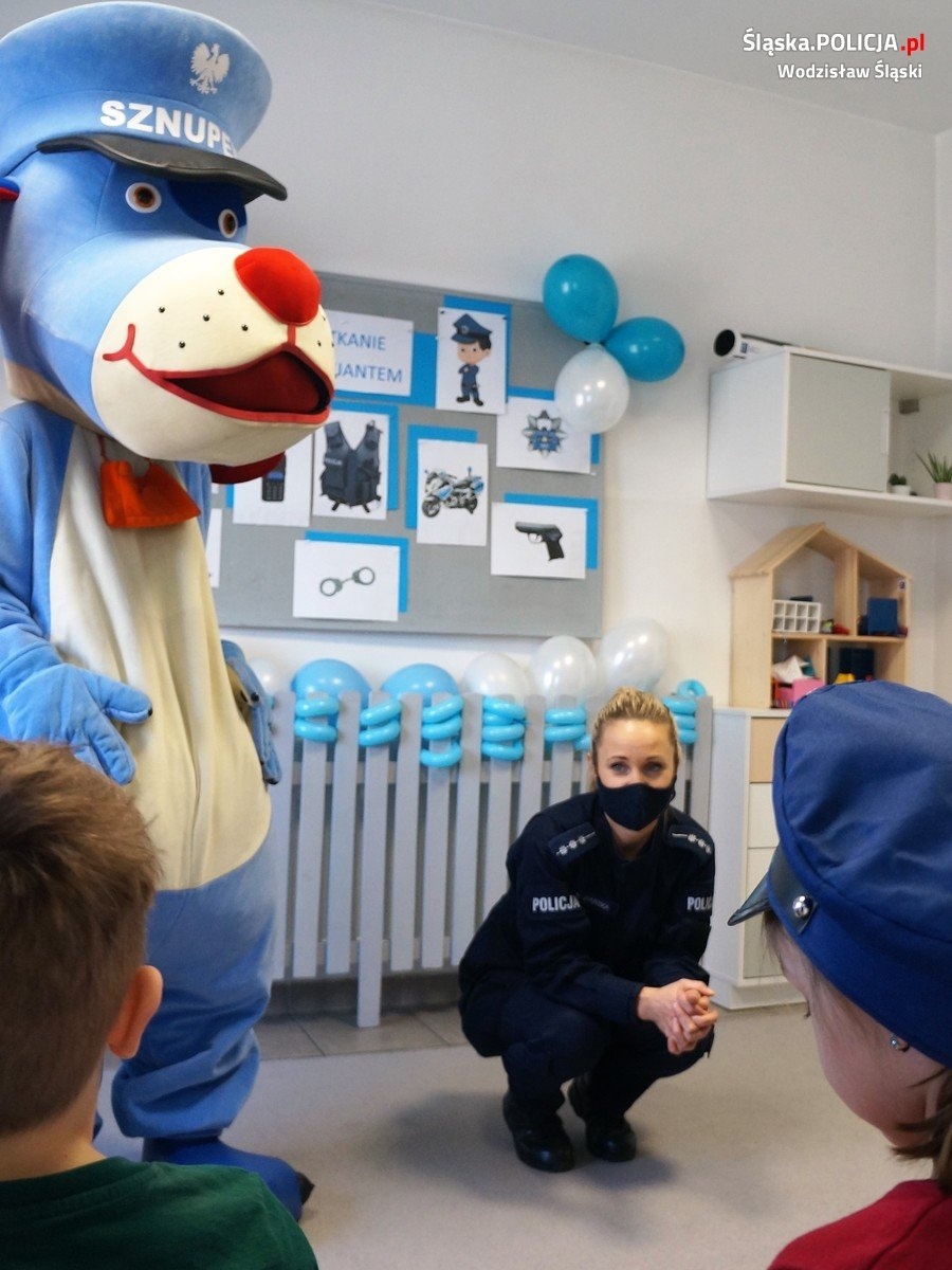Zdjęcie w galerii na portalu naszwodzislaw.com: Policyjny Sznupek odwiedził przedszkole w Radlinie wiadomości z regionu