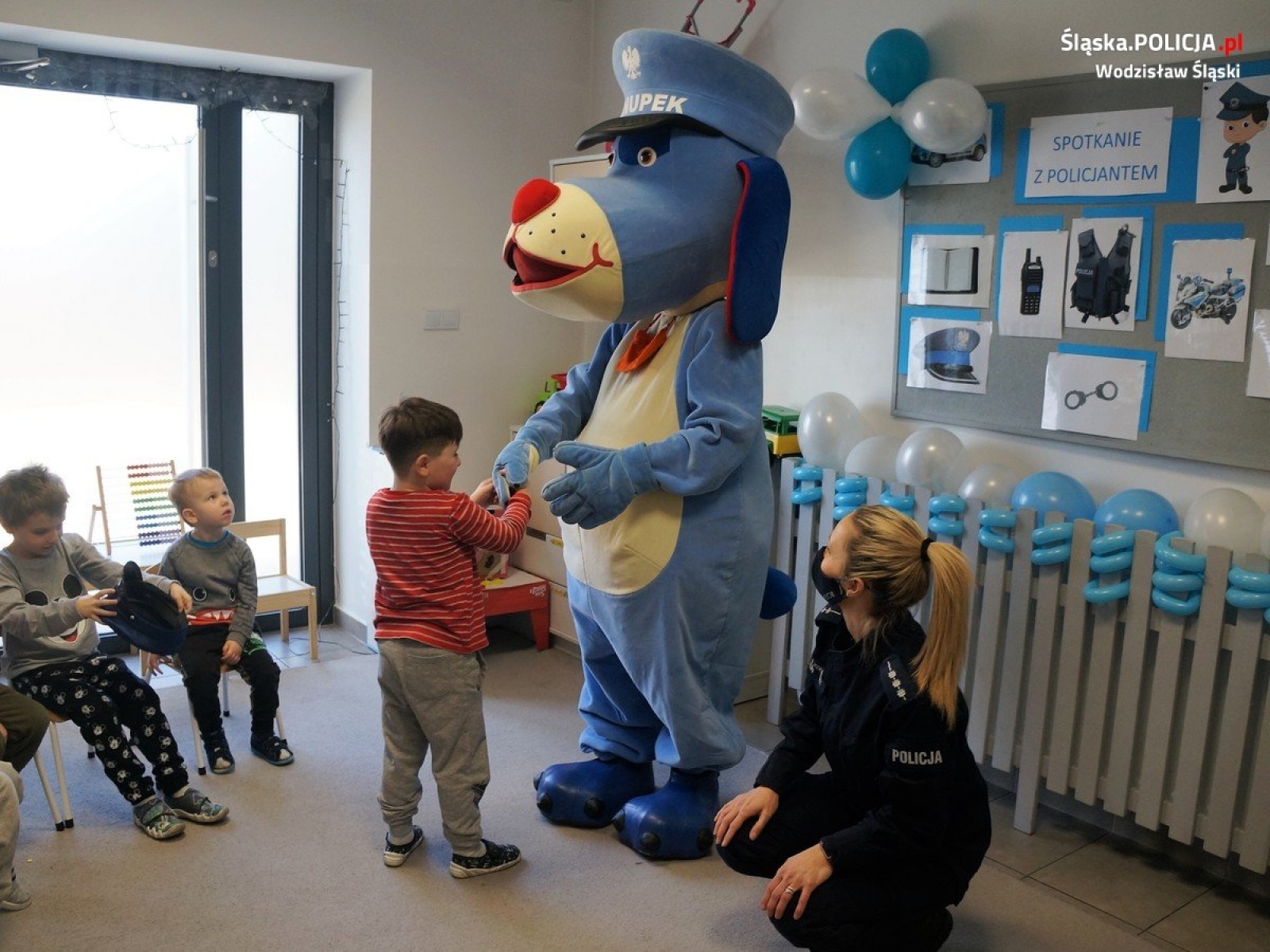 Zdjęcie w galerii na portalu naszwodzislaw.com: Policyjny Sznupek odwiedził przedszkole w Radlinie wiadomości z regionu
