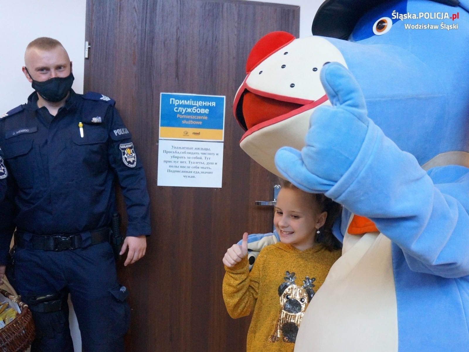 Zdjęcie w galerii na portalu naszwodzislaw.com: Wodzisławscy dzielnicowi i Sznupek odwiedzili dzieci z Ukrainy wiadomości z regionu