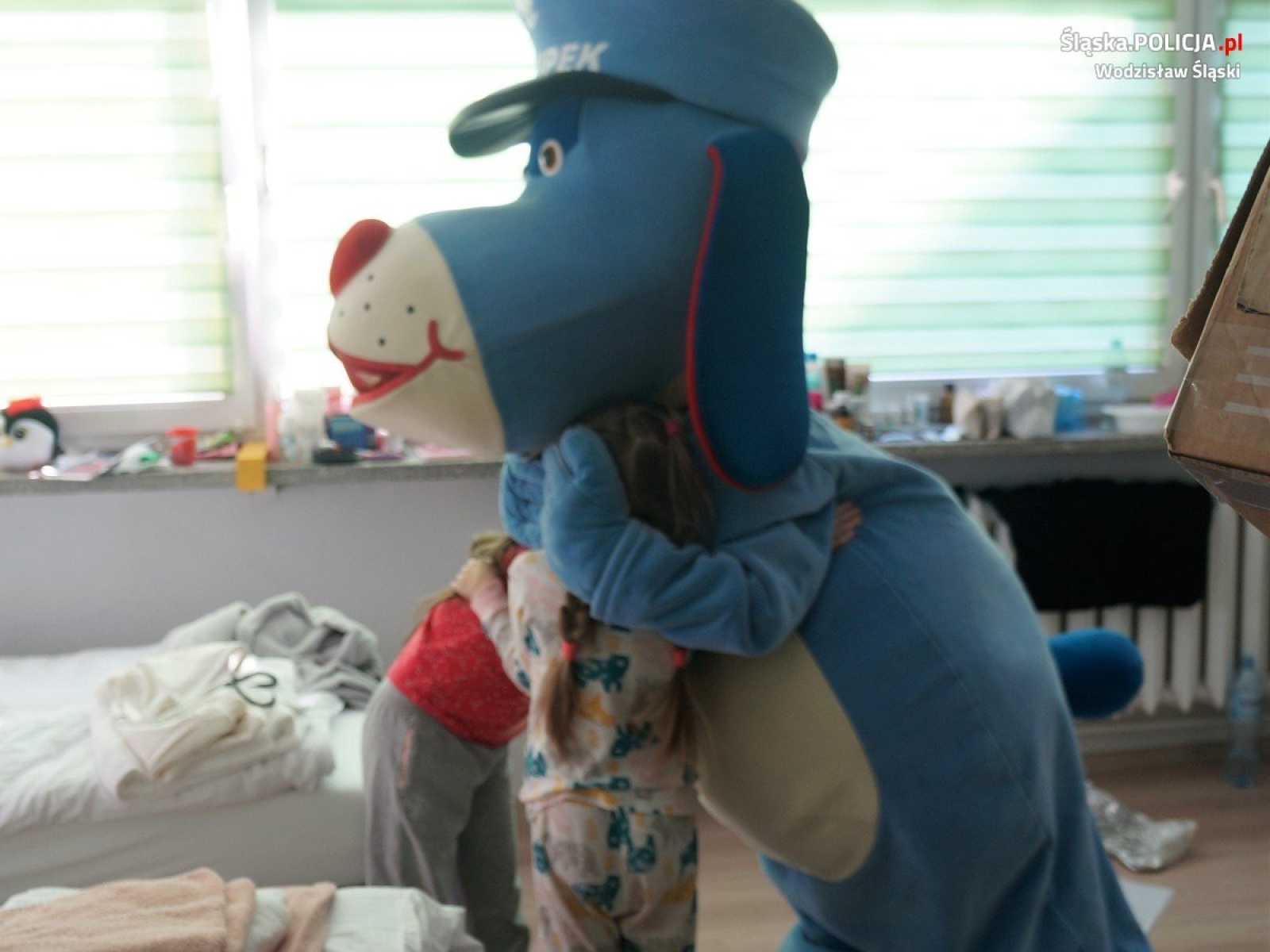 Zdjęcie w galerii na portalu naszwodzislaw.com: Wodzisławscy dzielnicowi i Sznupek odwiedzili dzieci z Ukrainy wiadomości z regionu