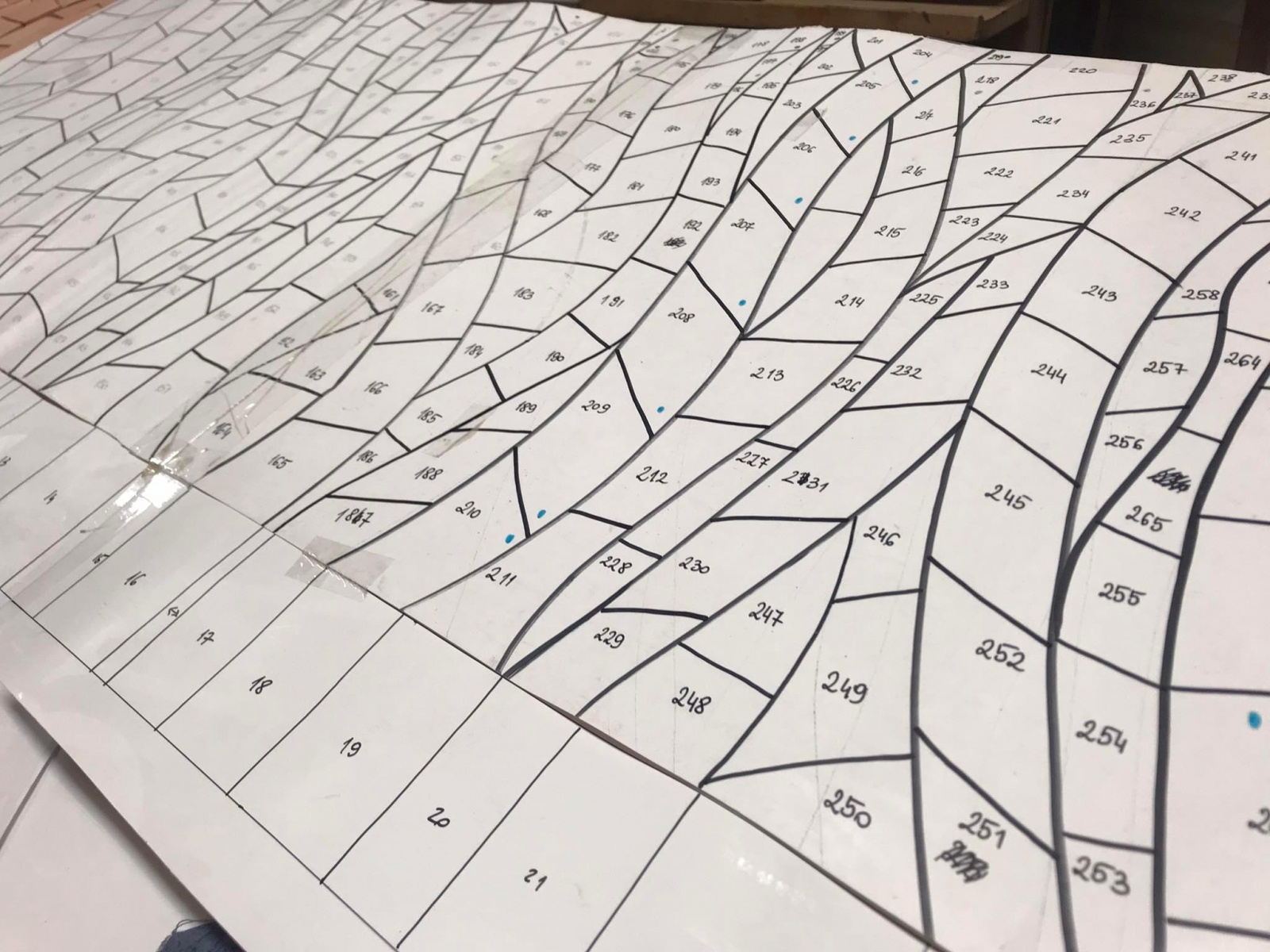 Zdjęcie w galerii na portalu naszwodzislaw.com: Ławeczki z mozaiką stanęły przy WCK [FOTO] wiadomości z regionu