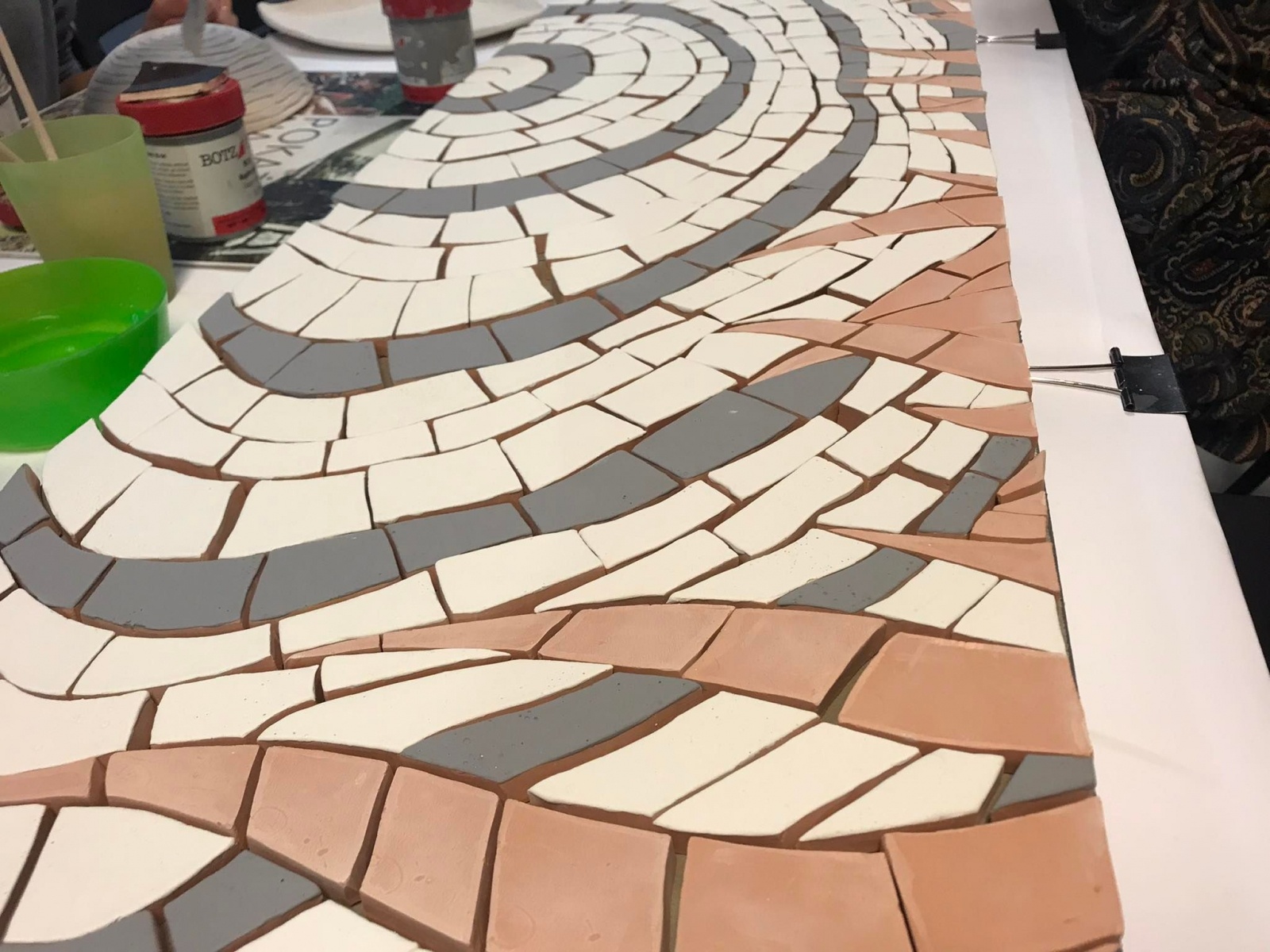 Zdjęcie w galerii na portalu naszwodzislaw.com: Ławeczki z mozaiką stanęły przy WCK [FOTO] wiadomości z regionu