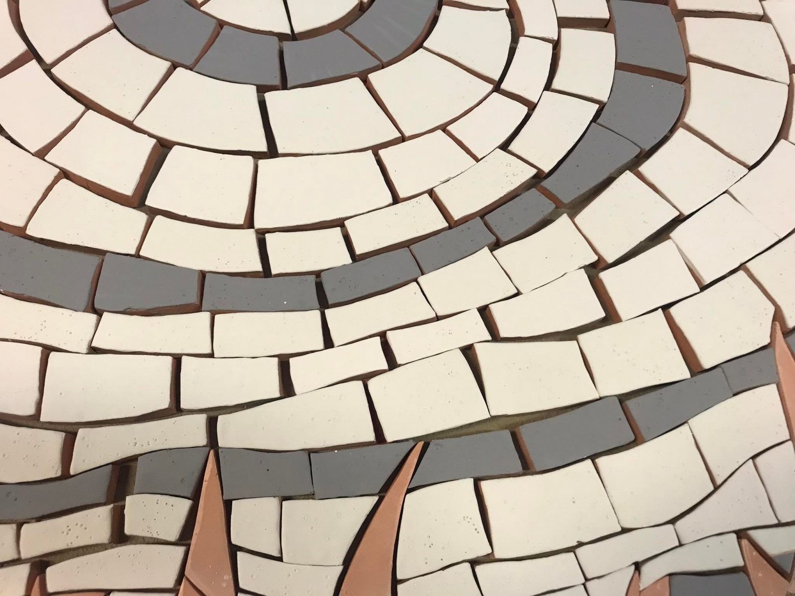 Zdjęcie w galerii na portalu naszwodzislaw.com: Ławeczki z mozaiką stanęły przy WCK [FOTO] wiadomości z regionu