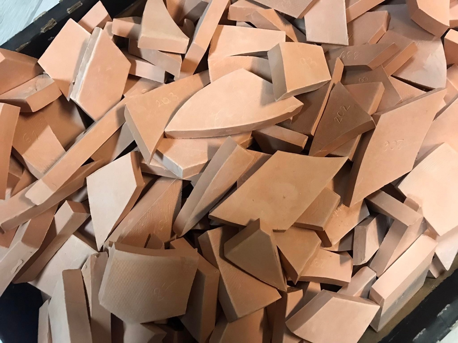 Zdjęcie w galerii na portalu naszwodzislaw.com: Ławeczki z mozaiką stanęły przy WCK [FOTO] wiadomości z regionu