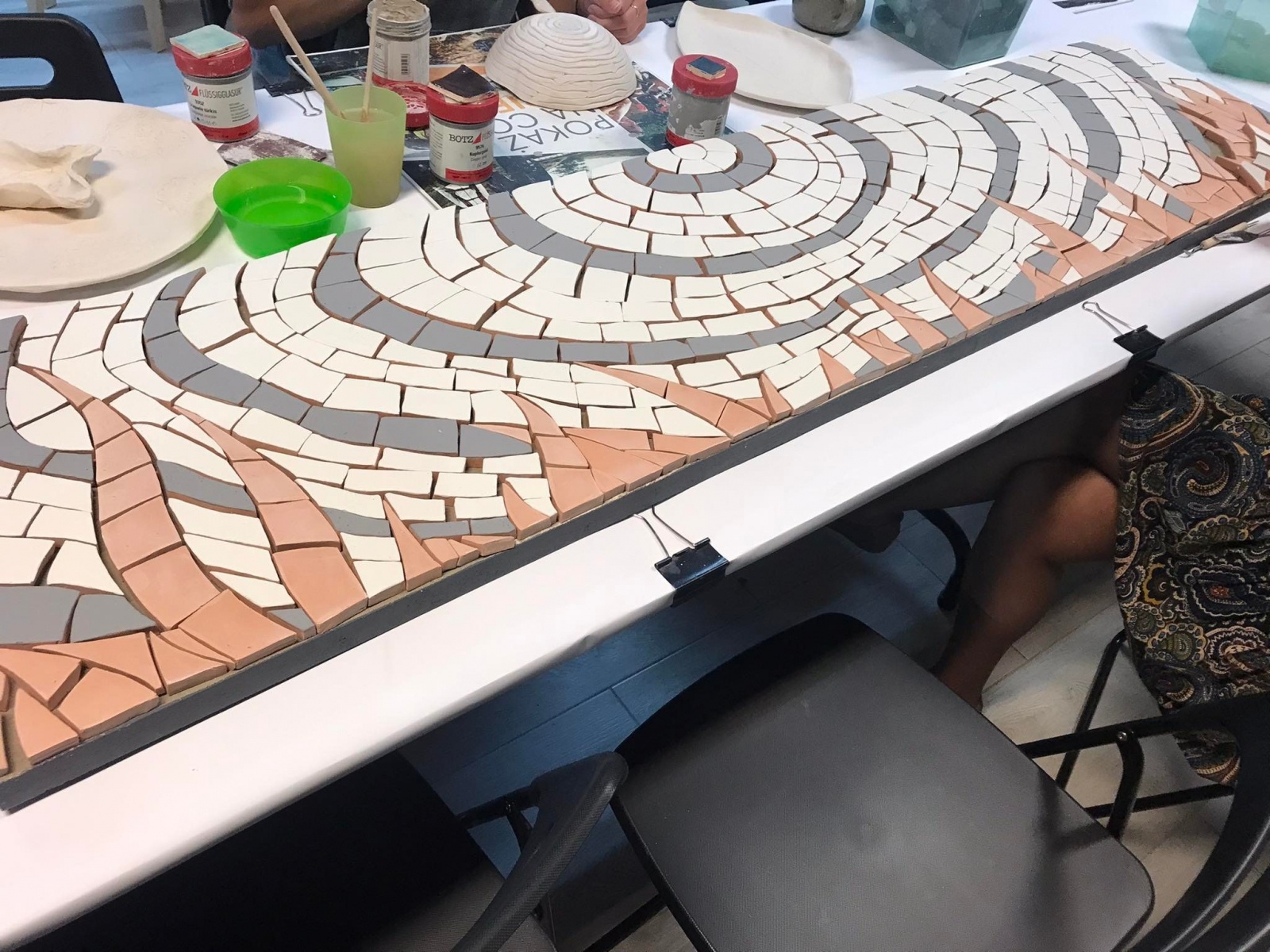 Zdjęcie w galerii na portalu naszwodzislaw.com: Ławeczki z mozaiką stanęły przy WCK [FOTO] wiadomości z regionu