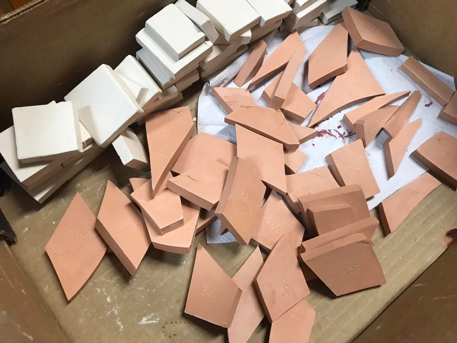 Zdjęcie w galerii na portalu naszwodzislaw.com: Ławeczki z mozaiką stanęły przy WCK [FOTO] wiadomości z regionu