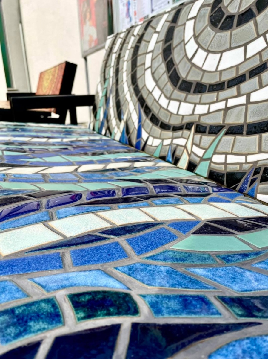 Zdjęcie w galerii na portalu naszwodzislaw.com: Ławeczki z mozaiką stanęły przy WCK [FOTO] wiadomości z regionu