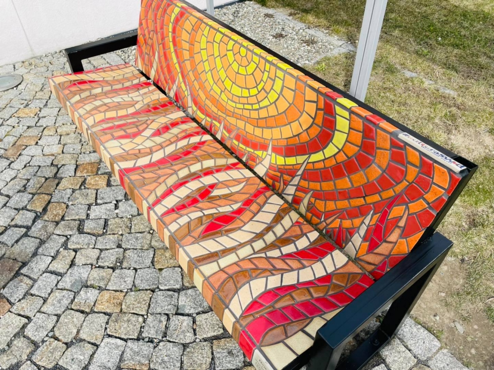 Zdjęcie w galerii na portalu naszwodzislaw.com: Ławeczki z mozaiką stanęły przy WCK [FOTO] wiadomości z regionu