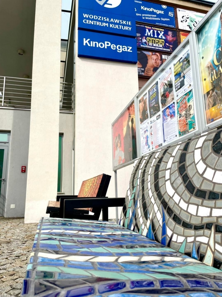 Zdjęcie w galerii na portalu naszwodzislaw.com: Ławeczki z mozaiką stanęły przy WCK [FOTO] wiadomości z regionu
