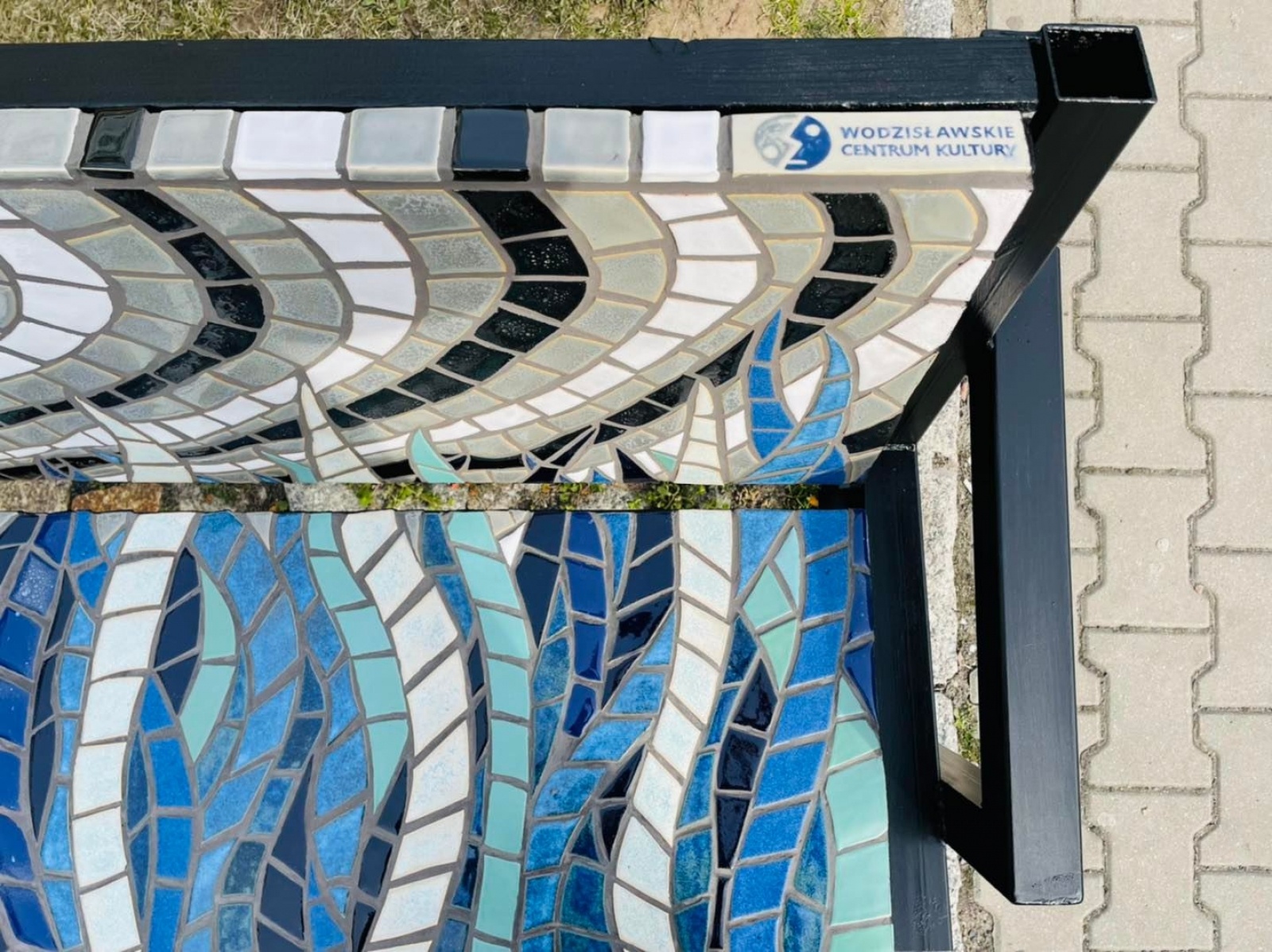 Zdjęcie w galerii na portalu naszwodzislaw.com: Ławeczki z mozaiką stanęły przy WCK [FOTO] wiadomości z regionu