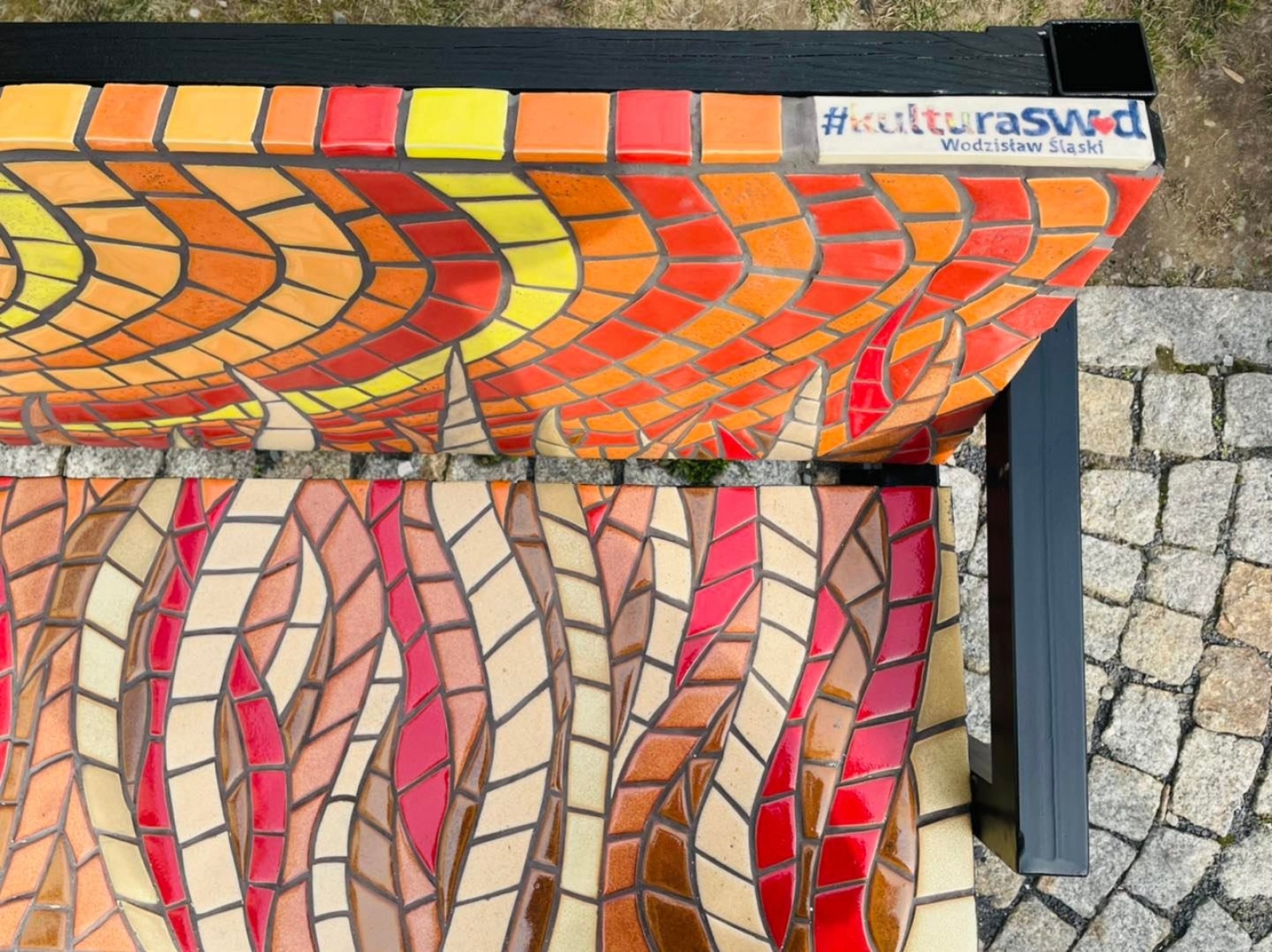 Zdjęcie w galerii na portalu naszwodzislaw.com: Ławeczki z mozaiką stanęły przy WCK [FOTO] wiadomości z regionu
