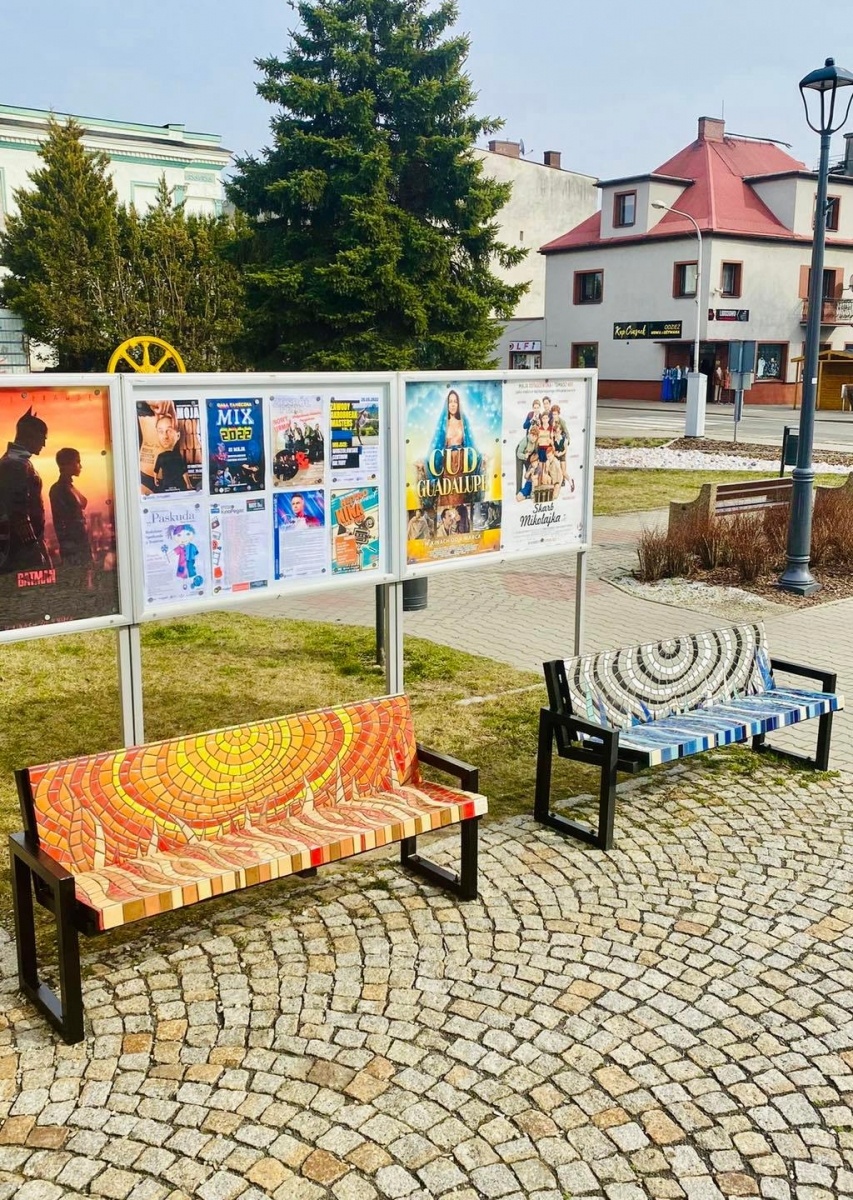 Zdjęcie w galerii na portalu naszwodzislaw.com: Ławeczki z mozaiką stanęły przy WCK [FOTO] wiadomości z regionu