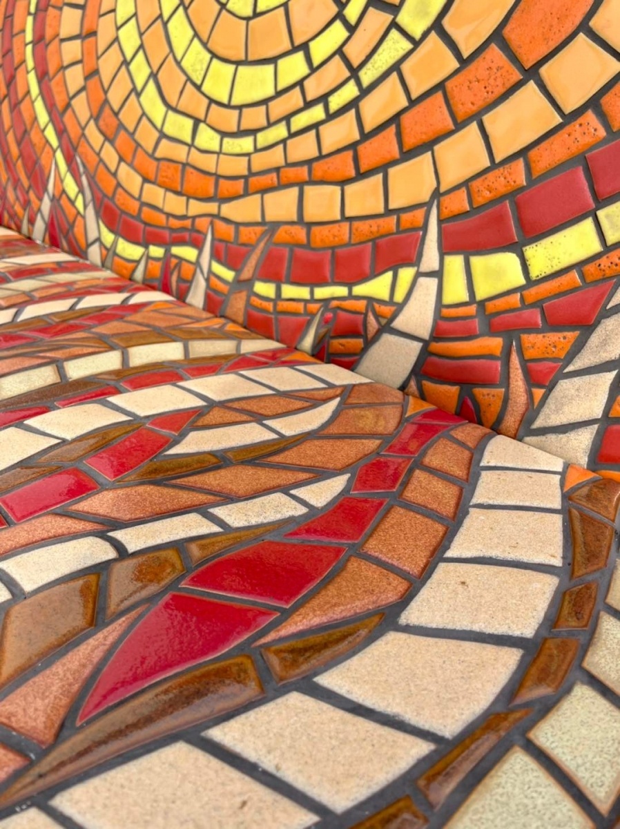 Zdjęcie w galerii na portalu naszwodzislaw.com: Ławeczki z mozaiką stanęły przy WCK [FOTO] wiadomości z regionu