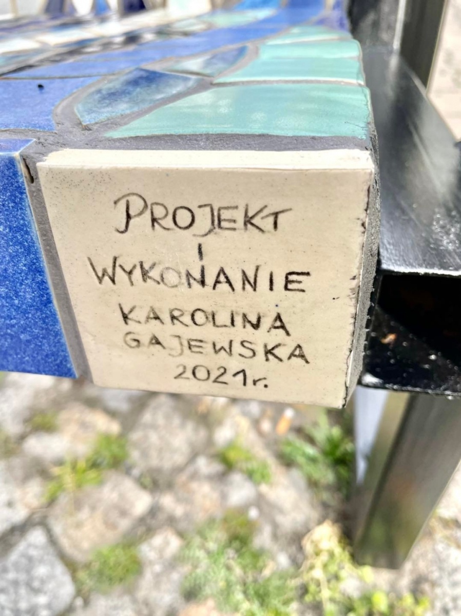 Zdjęcie w galerii na portalu naszwodzislaw.com: Ławeczki z mozaiką stanęły przy WCK [FOTO] wiadomości z regionu