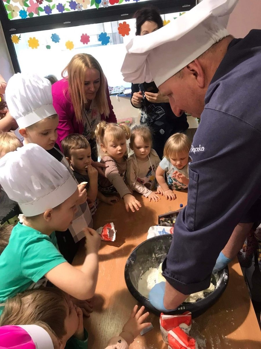 Zdjęcie w galerii na portalu naszwodzislaw.com: Wielkie gotowanie z Remigiuszem Rączką w wodzisławskim Bursztynku wiadomości z regionu