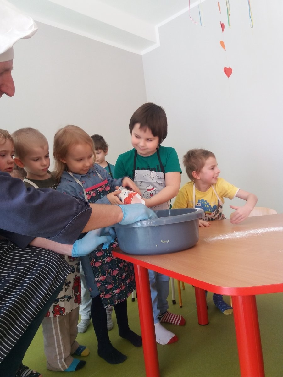 Zdjęcie w galerii na portalu naszwodzislaw.com: Wielkie gotowanie z Remigiuszem Rączką w wodzisławskim Bursztynku wiadomości z regionu