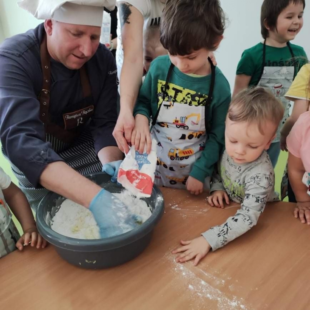 Zdjęcie w galerii na portalu naszwodzislaw.com: Wielkie gotowanie z Remigiuszem Rączką w wodzisławskim Bursztynku wiadomości z regionu