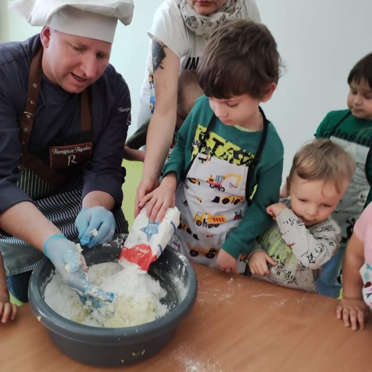 Zdjęcie w galerii na portalu naszwodzislaw.com: Wielkie gotowanie z Remigiuszem Rączką w wodzisławskim Bursztynku wiadomości z regionu