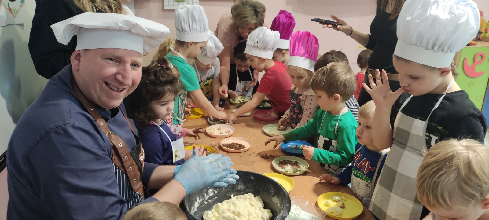 Zdjęcie w galerii na portalu naszwodzislaw.com: Wielkie gotowanie z Remigiuszem Rączką w wodzisławskim Bursztynku wiadomości z regionu