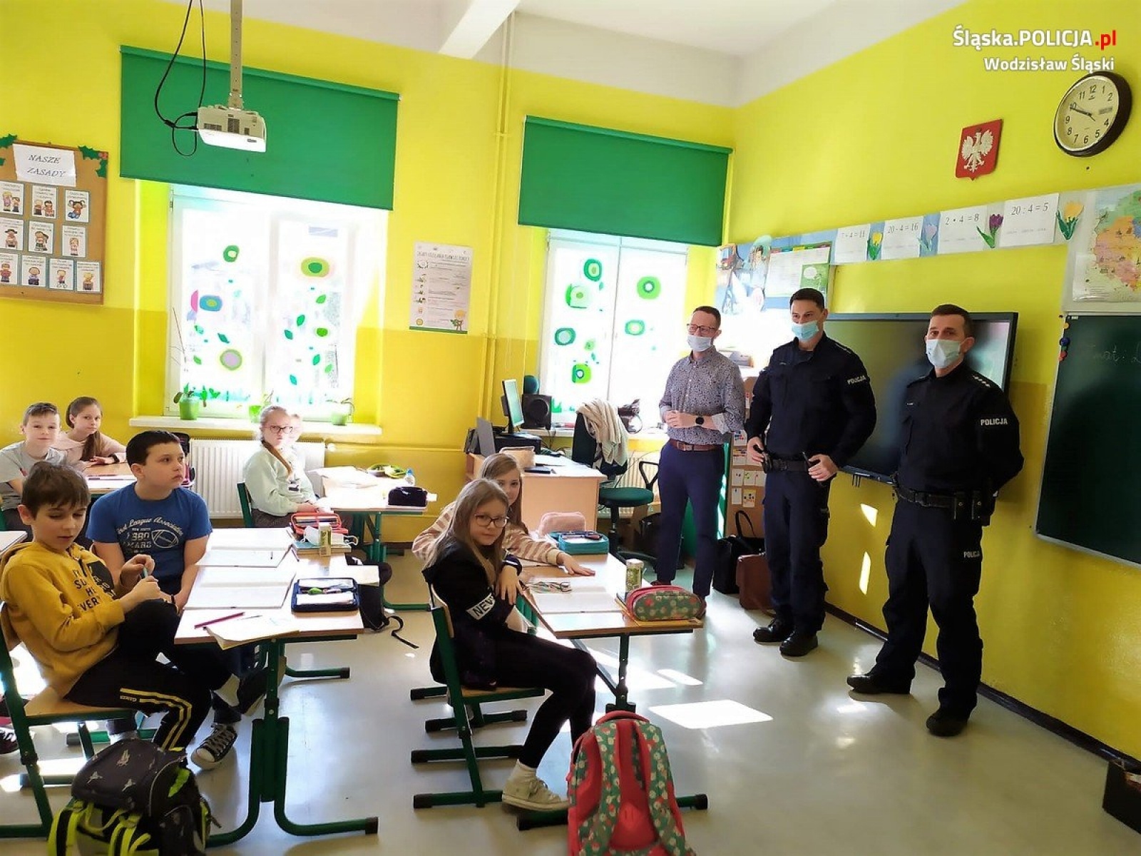 Zdjęcie w galerii na portalu naszwodzislaw.com: Radlin. Dzielnicowi spotkali się z uczniami podstawówki wiadomości z regionu