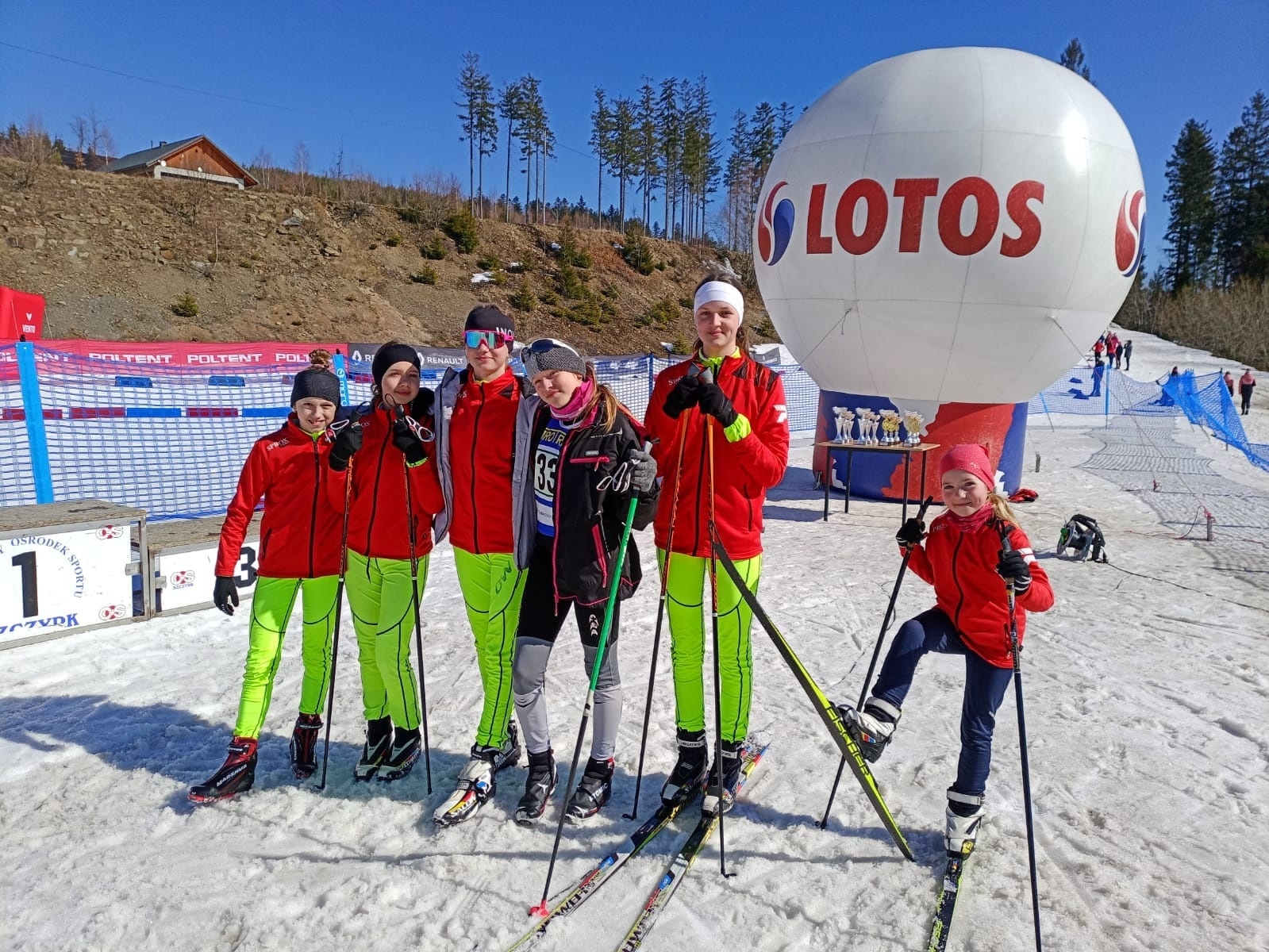 Zdjęcie w galerii na portalu naszwodzislaw.com: Sztafeta dziewczyn z KS Ski Team z medalem Mistrzostw Polski wiadomości z regionu