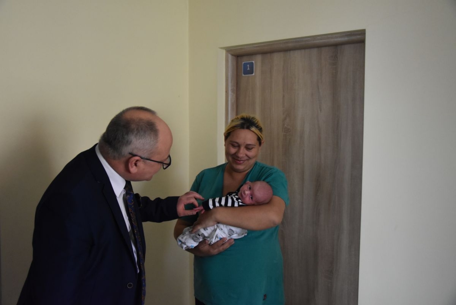 Zdjęcie w galerii na portalu naszwodzislaw.com: Pierwsze narodzone ukraińskie dzieci w powiecie to bliźniaki. Odwiedził je starosta [FOTO] wiadomości z regionu