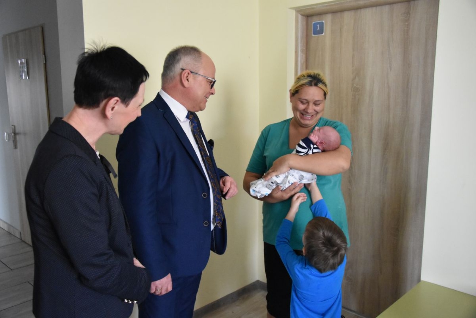 Zdjęcie w galerii na portalu naszwodzislaw.com: Pierwsze narodzone ukraińskie dzieci w powiecie to bliźniaki. Odwiedził je starosta [FOTO] wiadomości z regionu