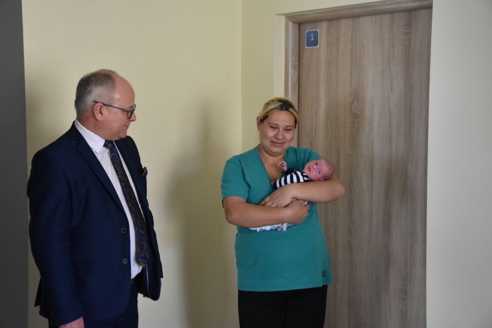 Zdjęcie w galerii na portalu naszwodzislaw.com: Pierwsze narodzone ukraińskie dzieci w powiecie to bliźniaki. Odwiedził je starosta [FOTO] wiadomości z regionu