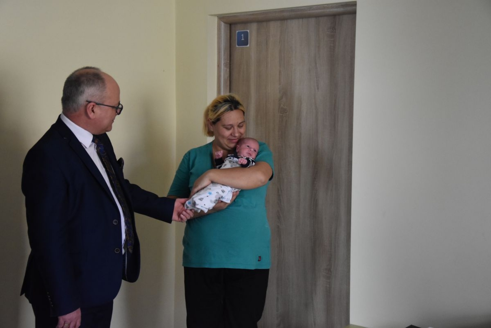 Zdjęcie w galerii na portalu naszwodzislaw.com: Pierwsze narodzone ukraińskie dzieci w powiecie to bliźniaki. Odwiedził je starosta [FOTO] wiadomości z regionu