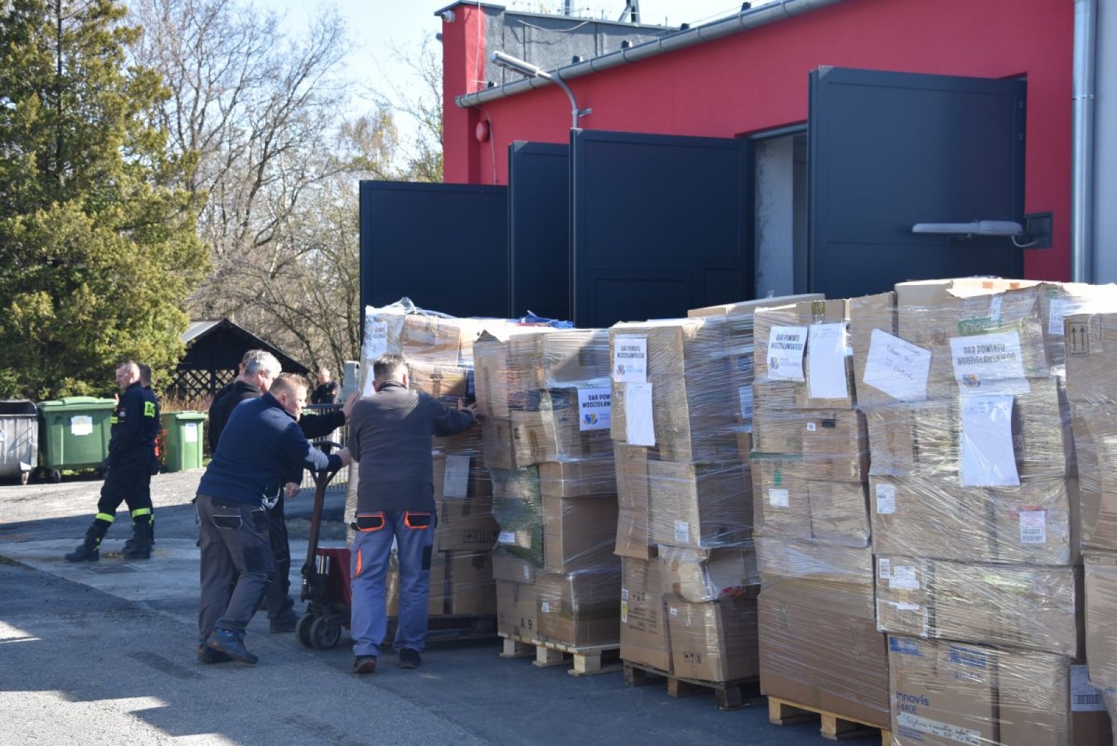 Zdjęcie w galerii na portalu naszwodzislaw.com: Z powiatu wodzisławskiego wyruszył kolejny transport darów dla Ukrainy wiadomości z regionu