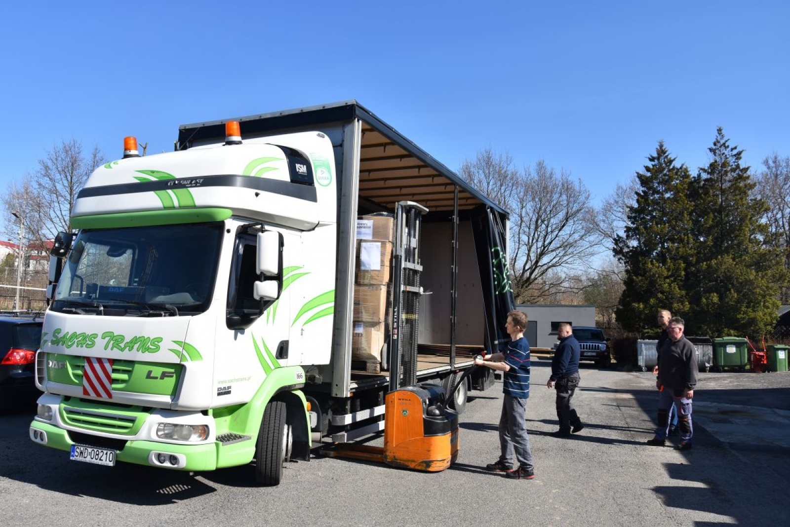 Zdjęcie w galerii na portalu naszwodzislaw.com: Z powiatu wodzisławskiego wyruszył kolejny transport darów dla Ukrainy wiadomości z regionu