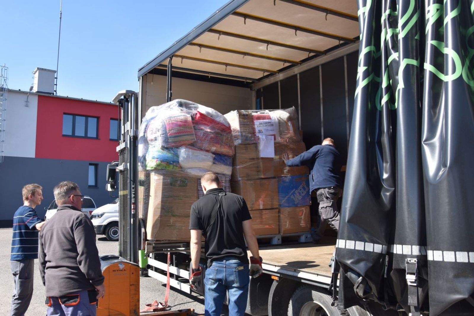 Zdjęcie w galerii na portalu naszwodzislaw.com: Z powiatu wodzisławskiego wyruszył kolejny transport darów dla Ukrainy wiadomości z regionu